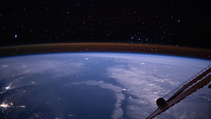 Atmosfera da Terra brilha em foto registrada da Estação Espacial