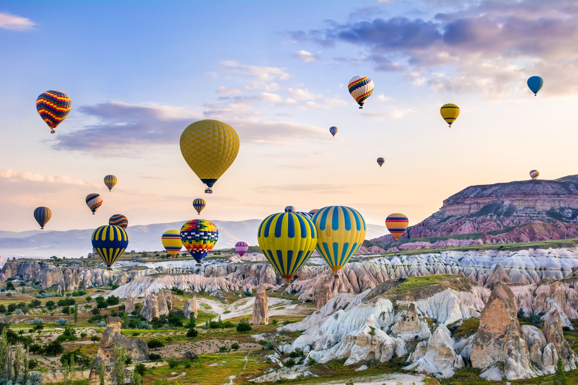 Os 12 melhores lugares do mundo para fazer passeio de balão um fica em Portugal