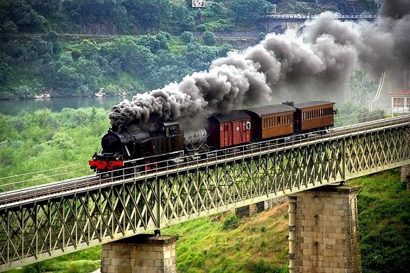203 km de linha num comboio de 1920 viagem do comboio histórico do douro é uma das mais bonita da Europa