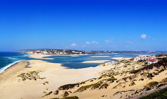 Fica a uma hora de Lisboa a lagoa mais bonita do centro de Portugal