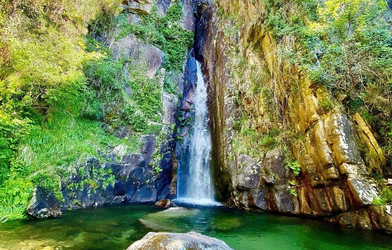 Uma das cascatas mais bonitas e secretas de Portugal precisas de uma caminha de 30 minutos