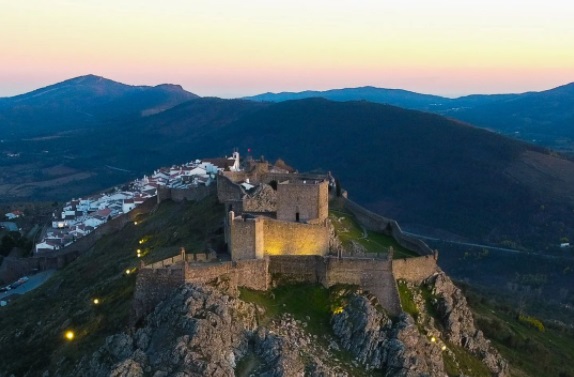 Fica a mais de 800 metros de altura é um dos castelos mais bonitas do Alentejo