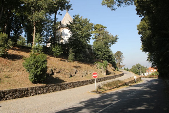 Estrada mágica onde os carros sobem sozinhos no norte de Portugal