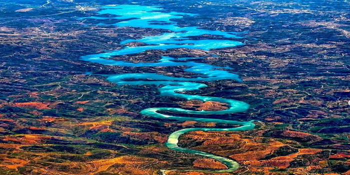 Esta ribeira Portuguesa é uma das mais bonitos do mundo conhecida como Rio do Dragão Azul