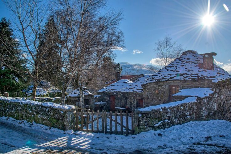 A pitoresca aldeia onde vive apenas uma pessoa que neva fica em Monção