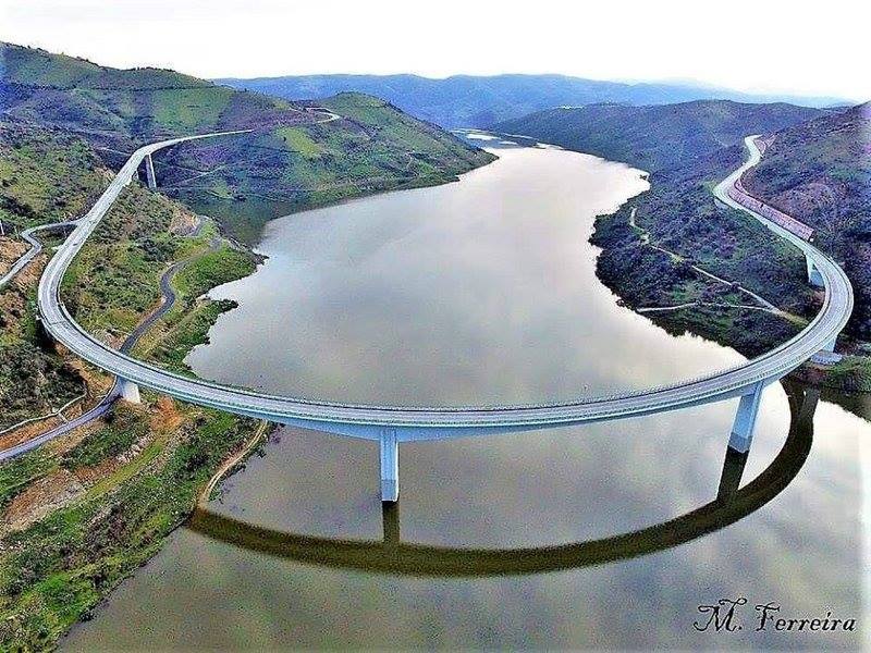 Tem 560 metros e é considerada a ponte mais bonita do norte de Portugal