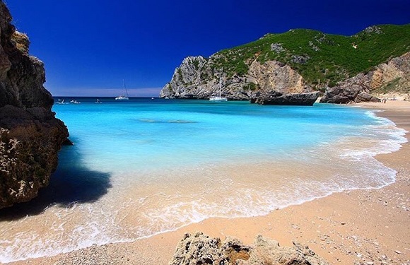 A praia com água mais azul turquesa de Portugal
