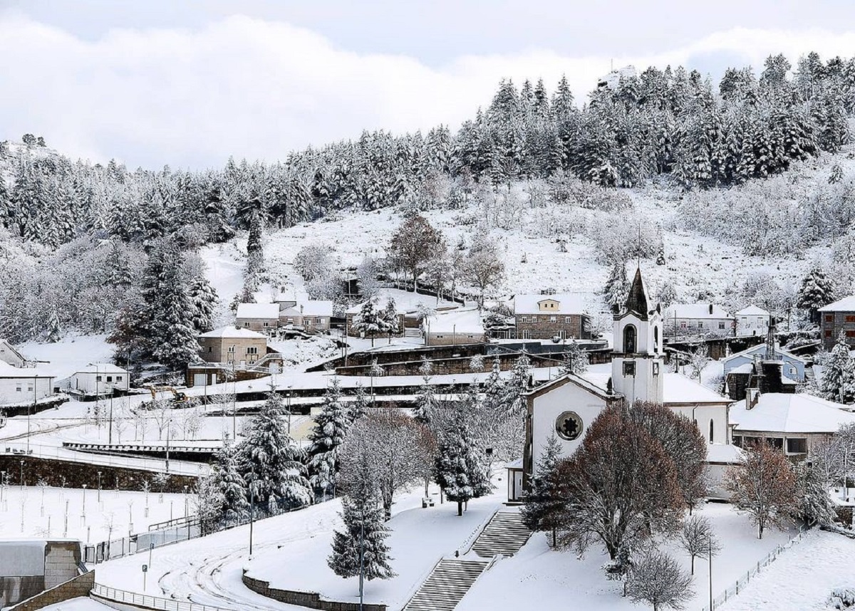 Quando as fantásticas aldeias transmontanas acima dos 1000 metros acordam a nevar