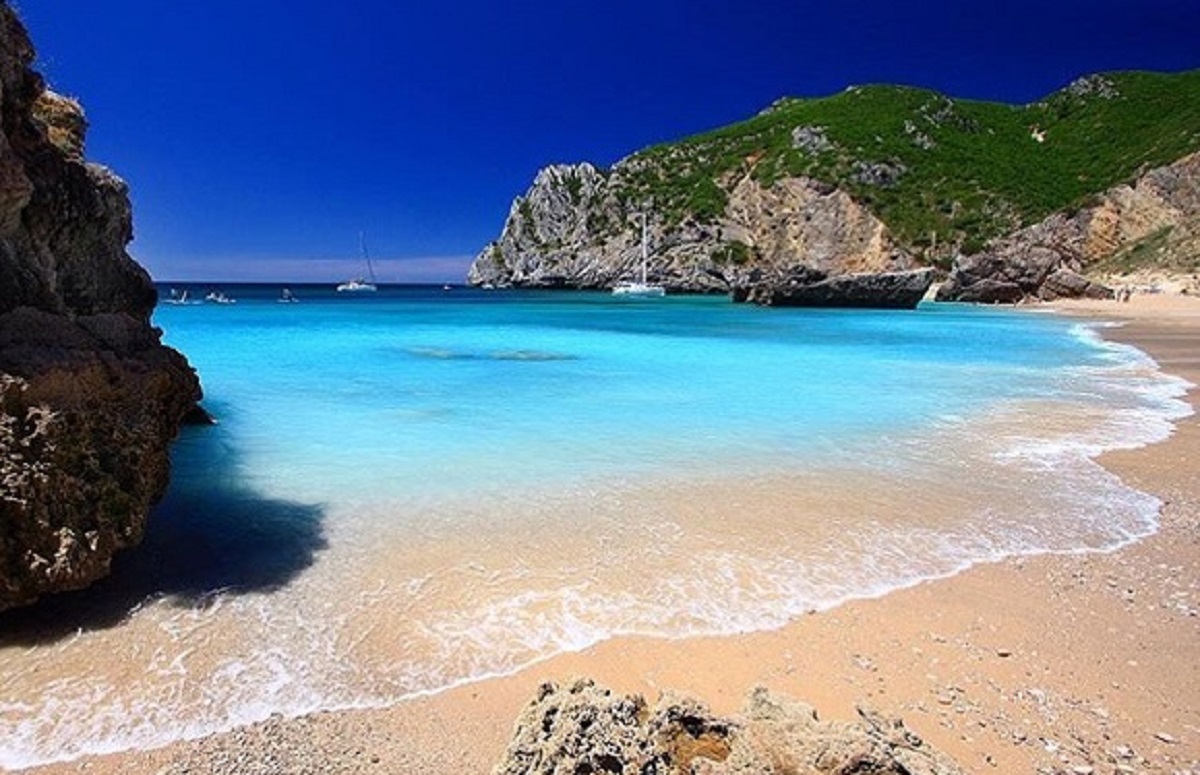 A Grécia portuguesa a praia com a água mais azul turquesa de Portugal