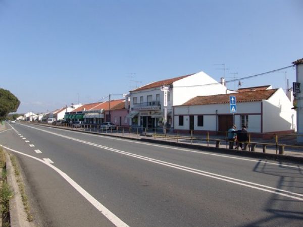 Canal Caveira situa-se junto à estrada EN259-IC1 liga Grândola ao Algarve