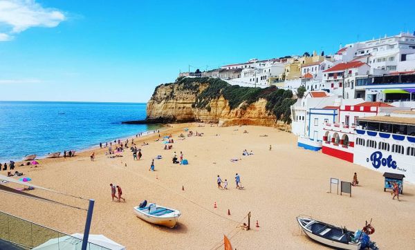 A melhor praia de 2018 é Portuguesa 9 fotos da praia Carvoeiro 