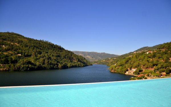 Top 5 hotéis com piscinas infinitas em Portugal