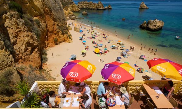 Os 9 melhores bares de praia em Portugal
