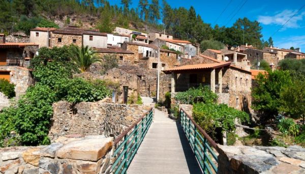 Esta aldeia tem fonte de água purissima bem no centro de Portugal água Formosa Aldeia do xisto 