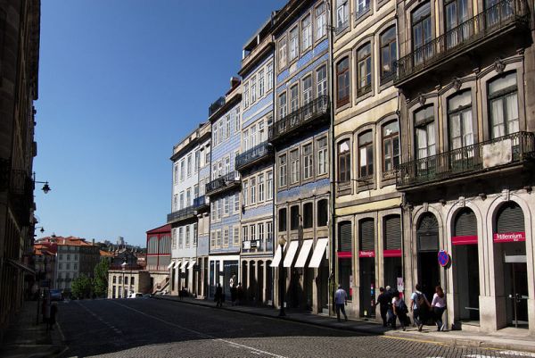 Rua da Mouzinho da Silveira visita na cidade velha de ruas de Porto