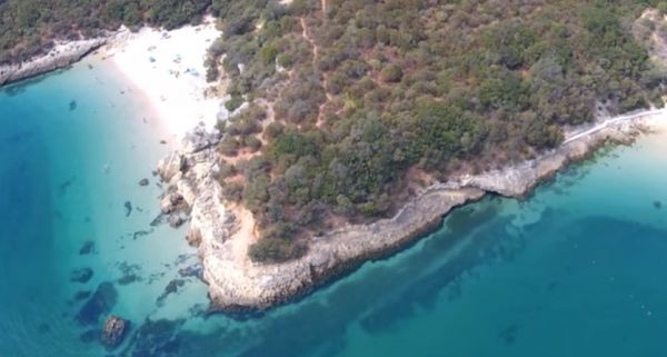 É considerada a praia selvagem mais bonita de Portugal um paraiso de águas cristalinas