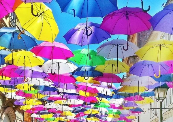 Uma das ruas mais bonitas do mundo tem 3.000 guarda chuvas e fica em Águeda