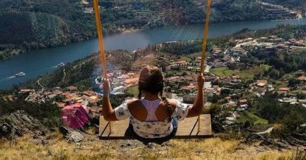 Há um novo baloiço de sonho e instagramável junto ao Rio Douro