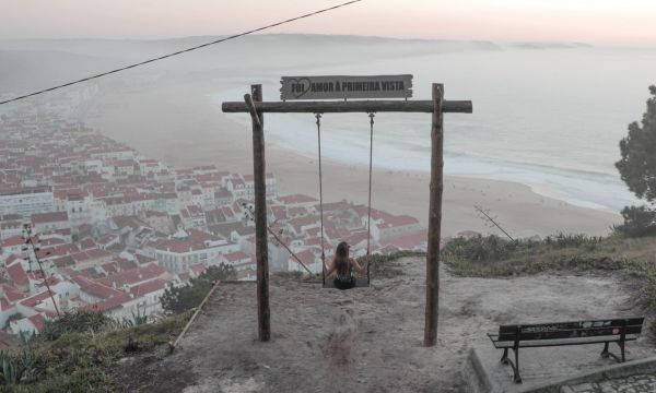 O novo baloiço da Nazaré vista mar e é um quadro típico da vila