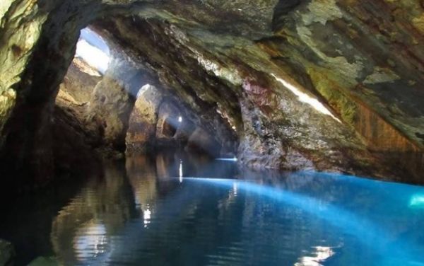 Existe uma gruta secreta com uma lagoa azul fica em Viseu