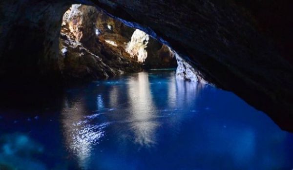 Fica a 1 hora Aveiro a gruta secreta com uma lagoa azul