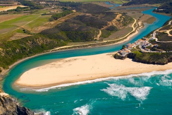 H� uma praia portuguesa entre os 15 tesouros escondidos da Europa