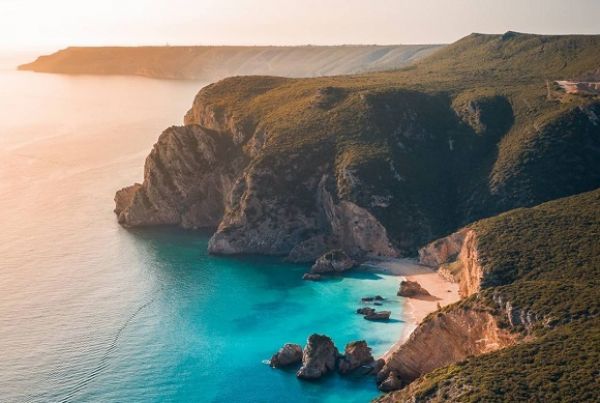 Eis a praia de agua azul turquesa uma das mais bonitas de Portugal