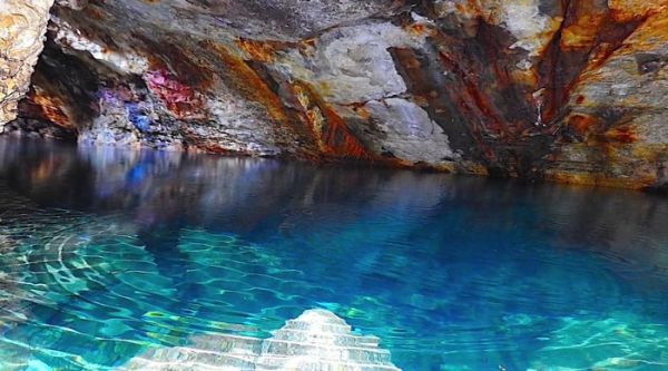 Queiriga uma gruta secreta com uma lagoa azul em Portugal
