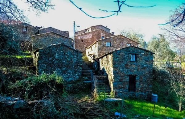 A paradisíaca aldeia a 150km do Porto onde vive apenas 1 casal