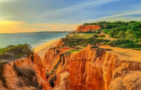 A melhor praia portuguesa de 2022 e uma das melhores do mundo