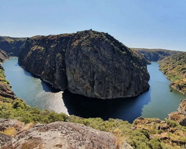 As falésias atingem 150 m de altura num dos miradouros mais bonitos do norte de Portugal