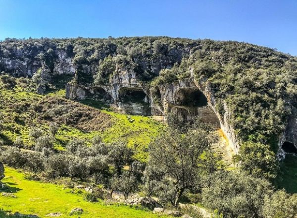Fica a 30 minutos de Coimbra o vale cheio de buracos são pequenas grutas
