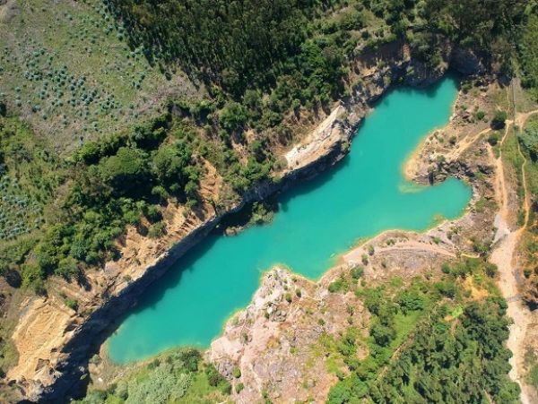 Fica a 140 km do Porto a lagoa de água verde turquesa que esta encantar os turistas