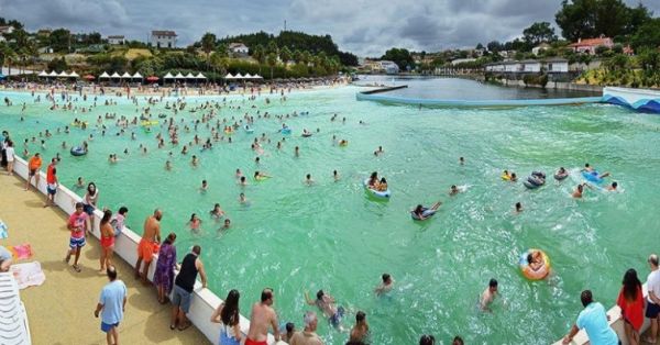 A maior piscina de ondas de Portugal já abriu este sábado