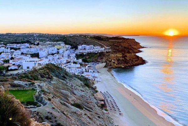Santorini Portuguesa está encantar os turistas fica no Algarve