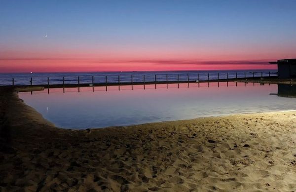 Esta é piscina de praia com água mais quente de Portugal água a 30c