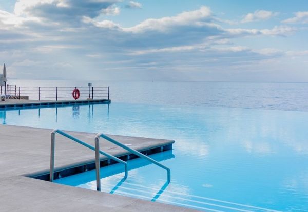 Os 10 hotéis Portugueses com as piscinas infinitas mais bonitas