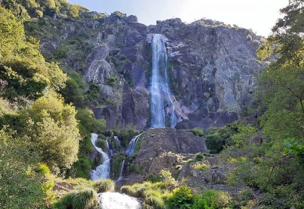 Fica a 1 hora de Aveiro esta cascata tem mais 60 metros de altura está encantar os turistas