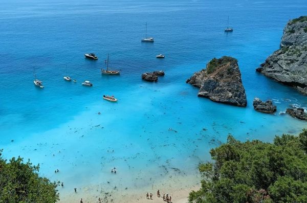 Conhecida como a Grécia Portuguesa é a praia com a água mais azul turquesa de Portugal
