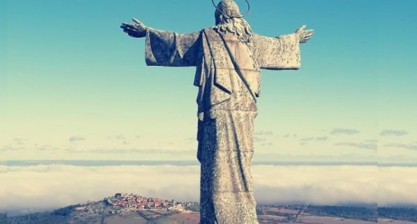 Fica a 50 km da Guarda aldeia história com o Cristo Rei mais secreto de Portugal