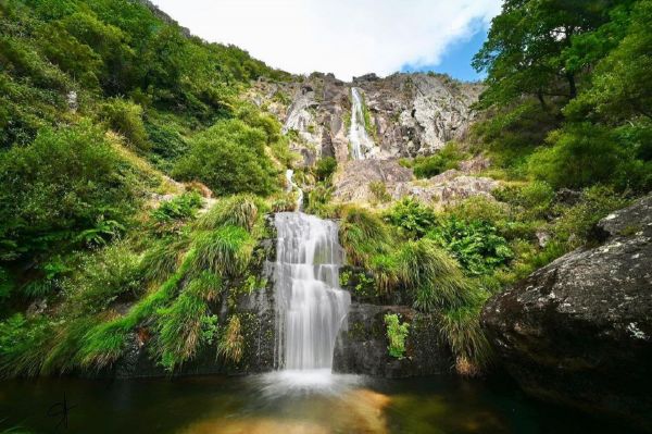 Fica a 50 km de Aveiro esta cascata tem mais de 60 metros está encantar os turistas