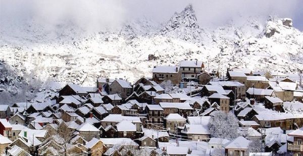 Conhecida como a Suiça portuguesa aldeia histórica que neva