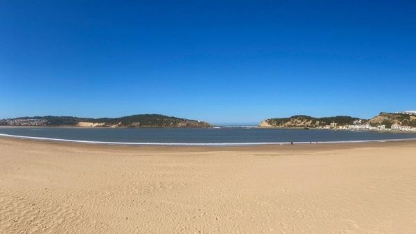 Fica a 1 hora de Lisboa a praia em formato de concha uma das mais bonitas de Portugal