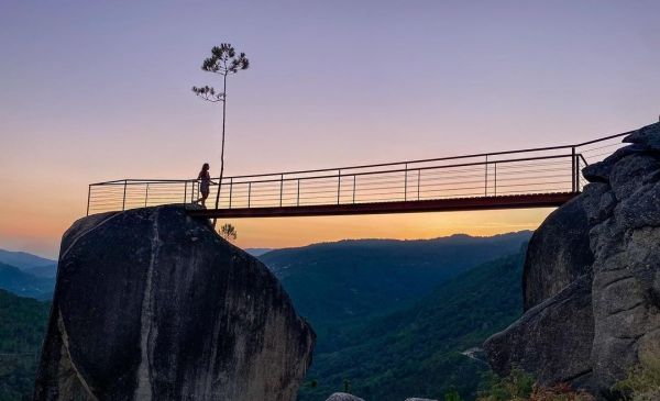 800 metros de altitude o miradouro suspenso com vista deslumbrante no norte de Portugal