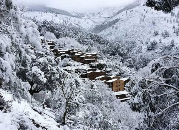 Tem 50 habitantes aldeia histórica no interior de Portugal acorda cheia de neve