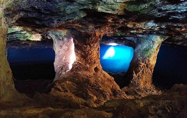 Uma gruta secreta em Portugal com uma lagoa azul turquesa