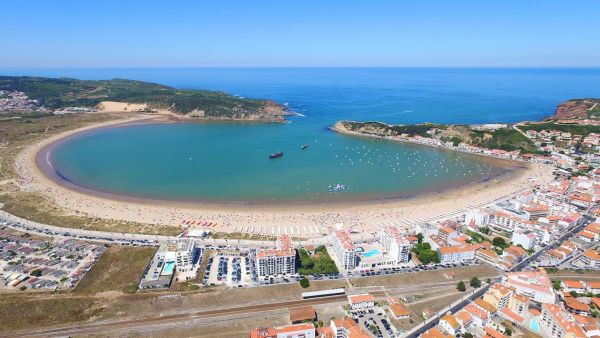 A praia mais bonita do centro de Portugal com um formato único