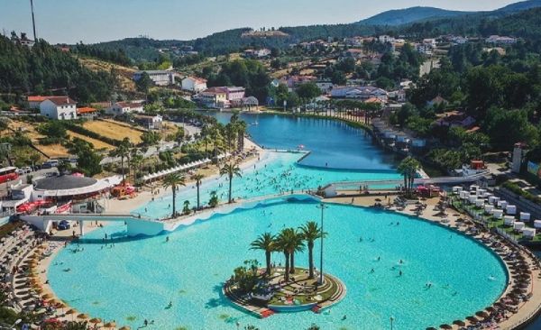 A maior piscina de ondas de Portugal vai abrir para a semana