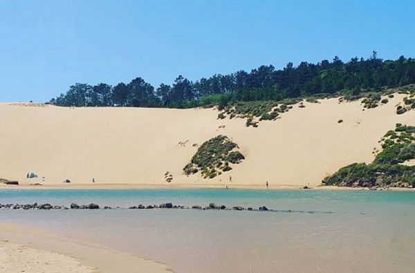 Há uma praia com uma duna de 50 metros de altura a maior de Portugal