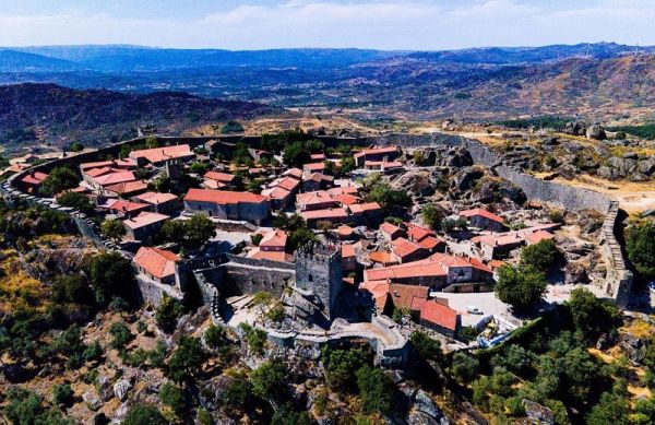 Tem 40 habitantes conhecida aldeia do anel é uma das aldeias mais bonitas de Portugal